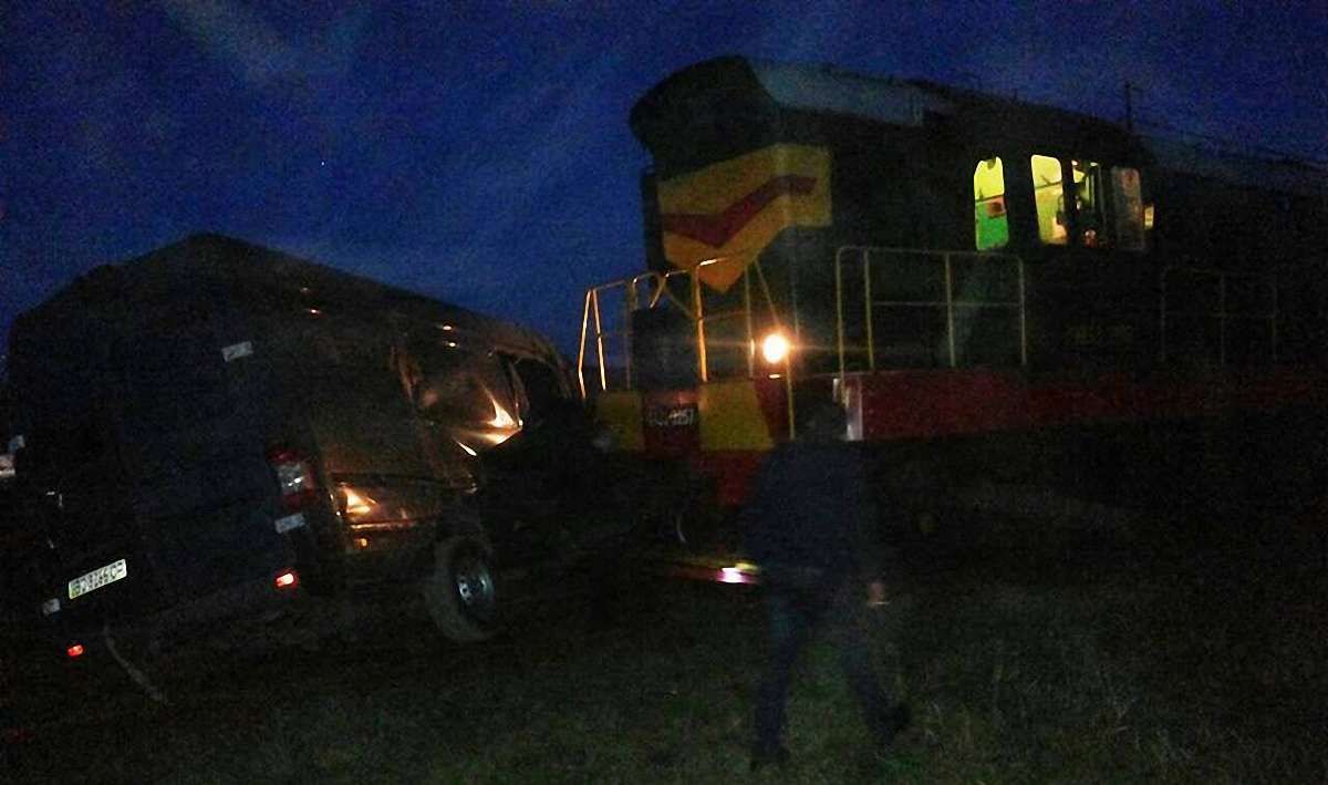 У прикордонному містечку на Львівщині потяг врізався в автомобіль