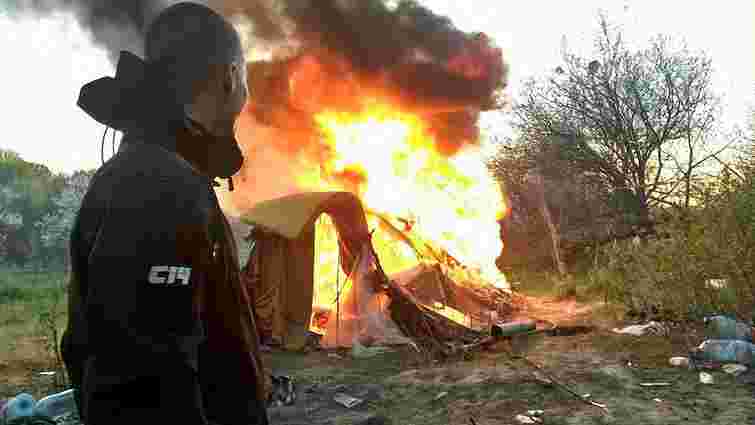 Націоналісти з  С14 спалили табір ромів на Лисій горі в Києві