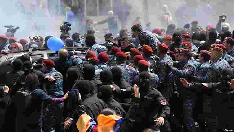 У Єревані затримали лідера протестів, поліція спробувала розігнати демонстрантів