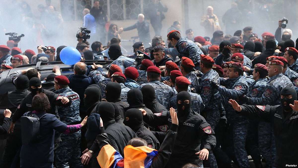 У Єревані затримали лідера протестів, поліція спробувала розігнати демонстрантів