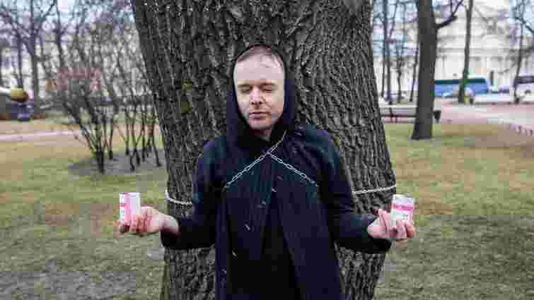 Хворий ВІЛ-активіст прикував себе до дуба і обливався глодом у Санкт-Петербурзі