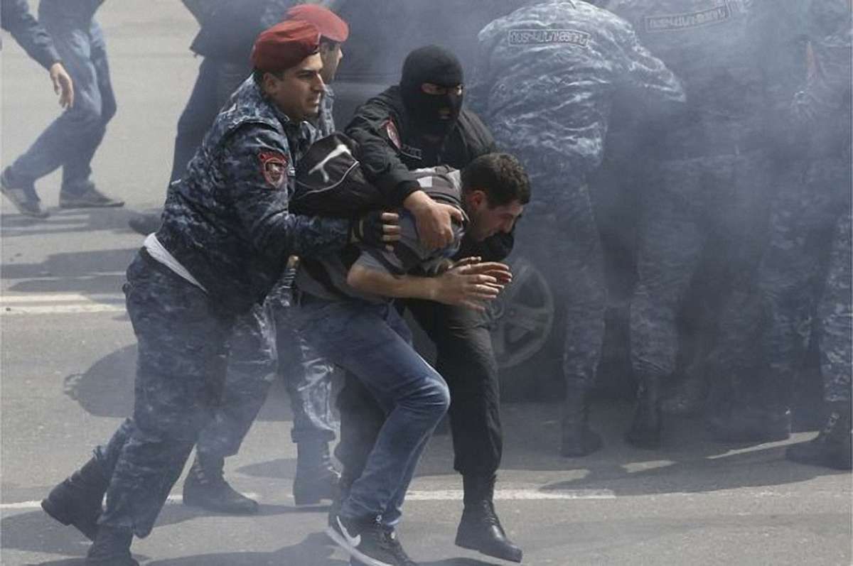 У Вірменії сталися нові сутички через арешт лідера протестувальників