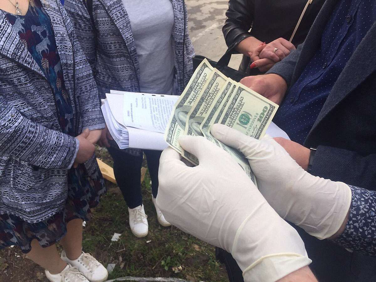 Колишню працівницю ДАБІ у Львові оштрафували на ₴8500 за хабар у $500