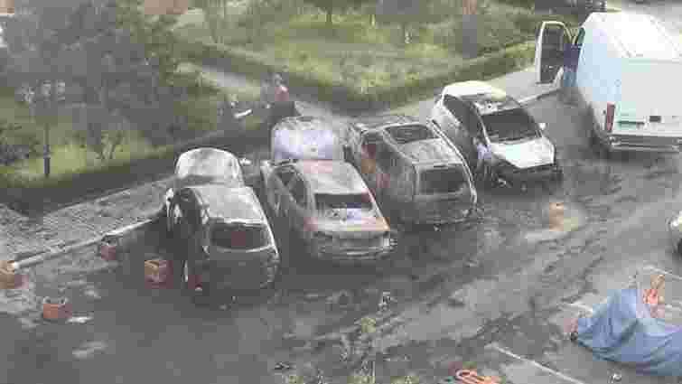 В елітному районі Одеси невідомі за ніч спалили чотири автомобілі