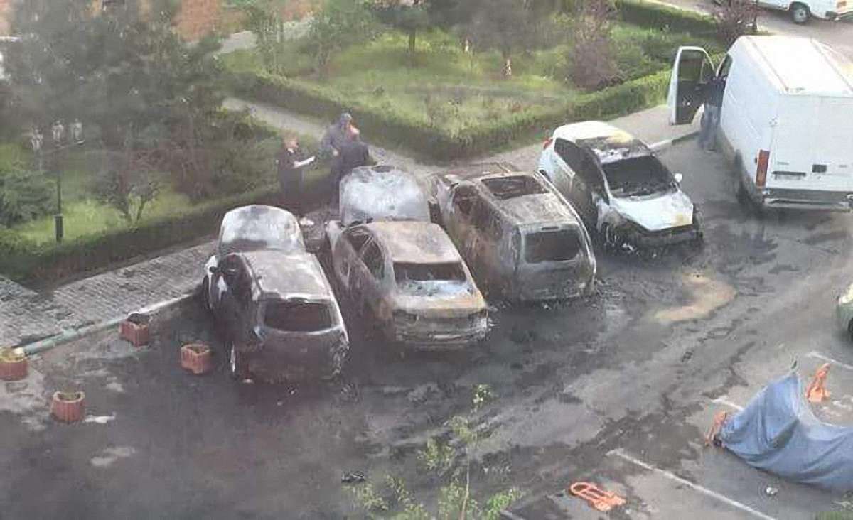 В елітному районі Одеси невідомі за ніч спалили чотири автомобілі