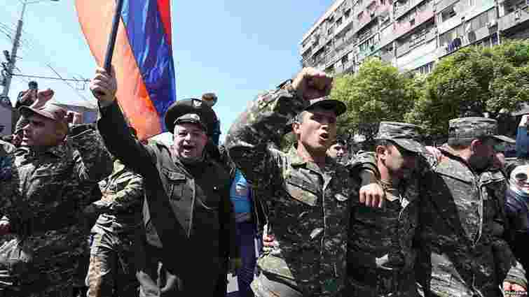 У Вірменії до протестувальників долучились люди у військовій формі