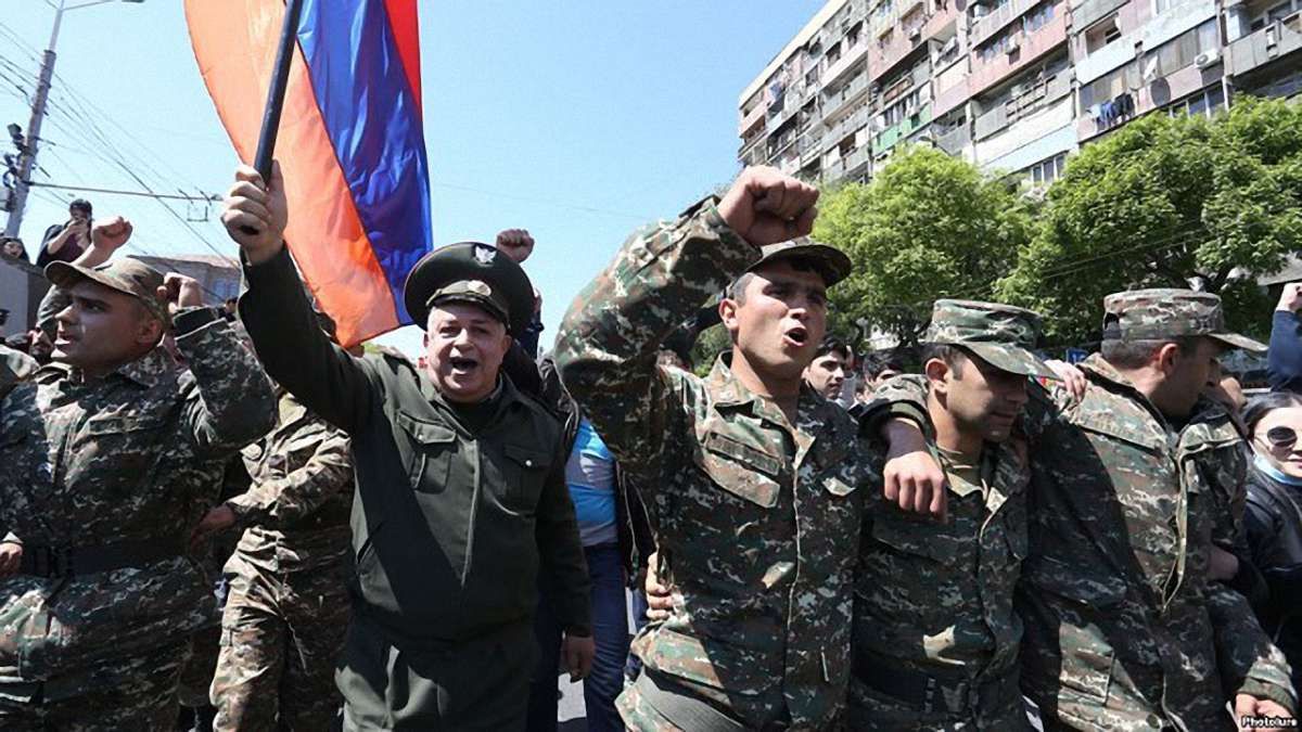 У Вірменії до протестувальників долучились люди у військовій формі