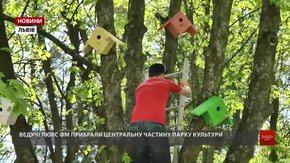 Ведучі та працівники Люкс ФМ розвісили в Парку культури яскраві шпаківні