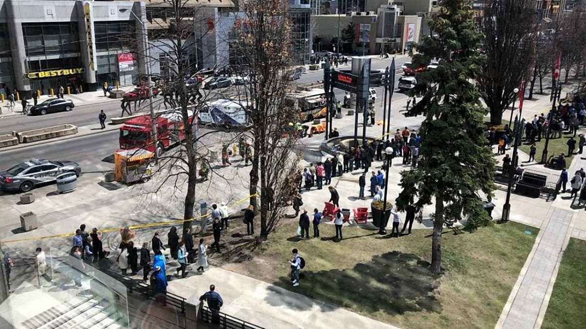 У Торонто мікроавтобус в’їхав у перехожих: є постраждалі