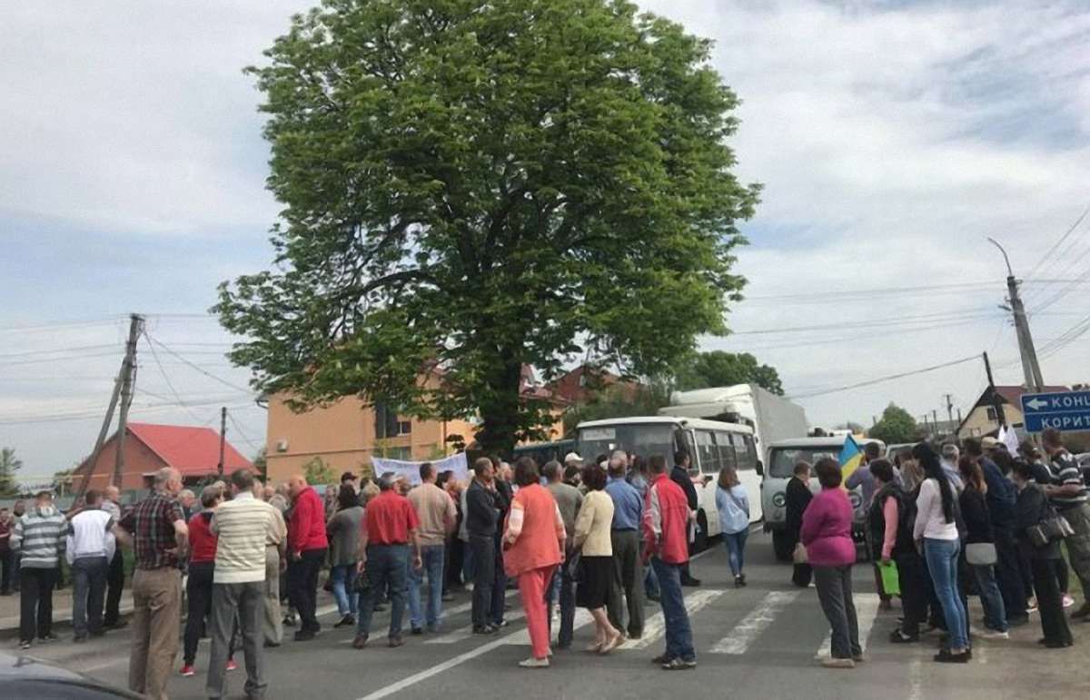 Під Ужгородом селяни перекрили трасу Київ - Чоп, вимагаючи дозволу на створення ОТГ