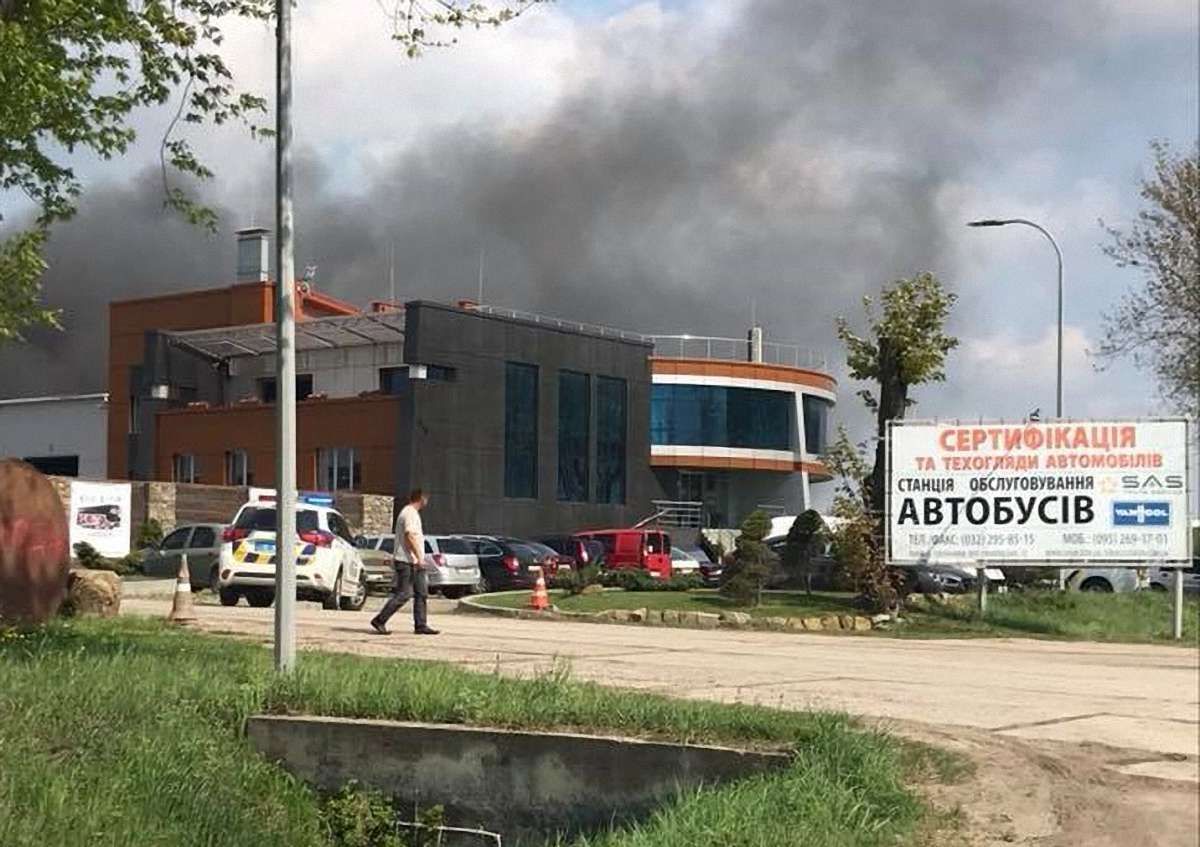Під час пожежі на СТО в Сокільниках згорів автобус і три  автомобілі