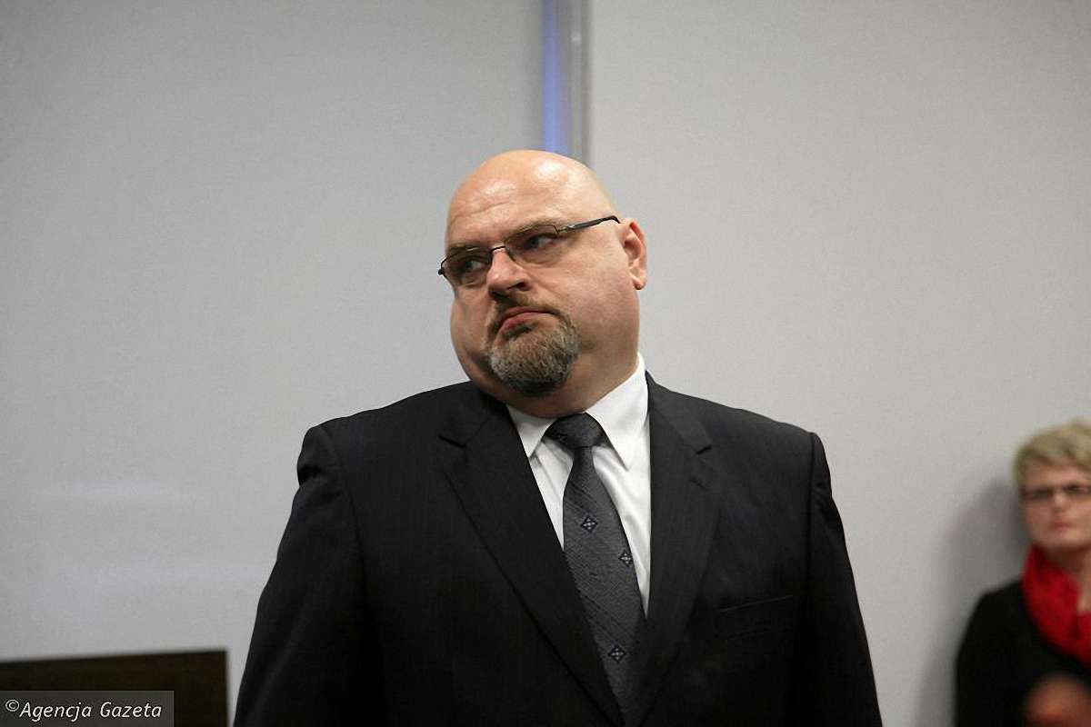 Суд звільнив від покарання поляка, який зірвав у школі український прапор
