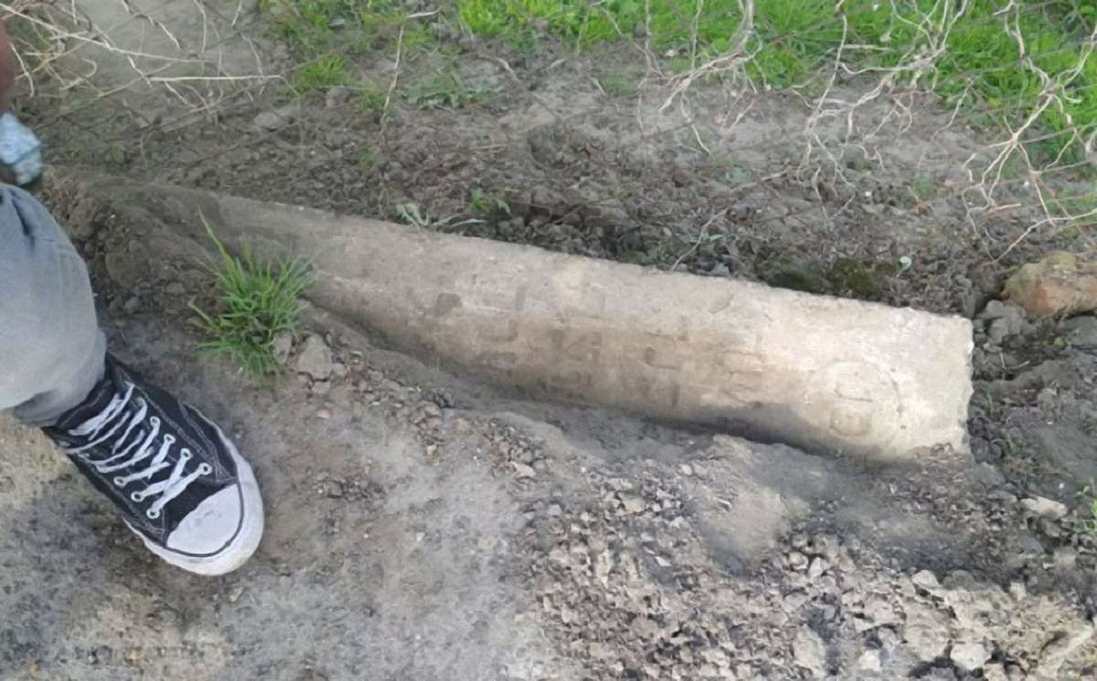 Мешканці містечка на Волині виявили, що бордюри у місті викладені єврейськими надгробками