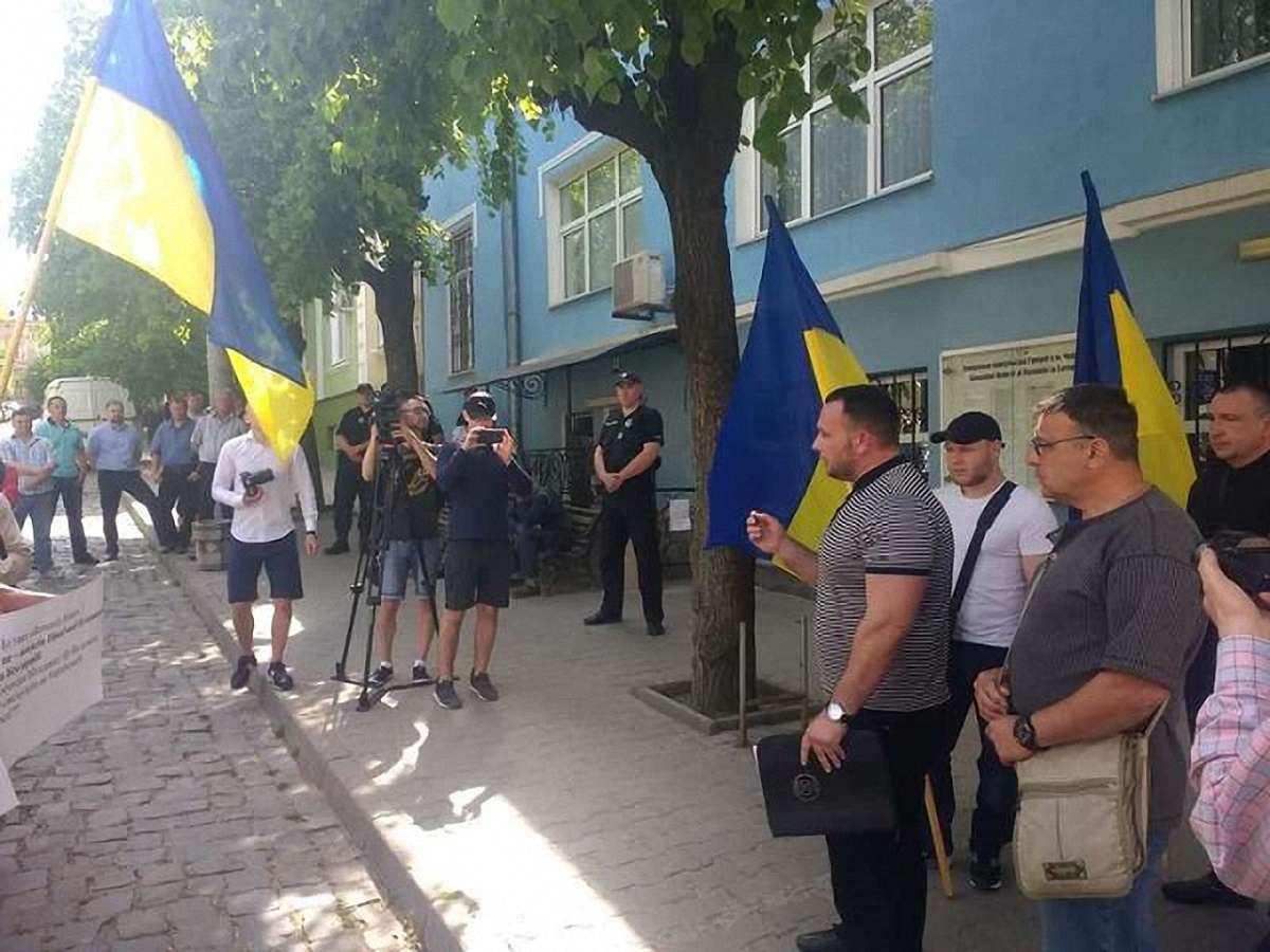 В Чернівцях пікетували румунське генконсульство