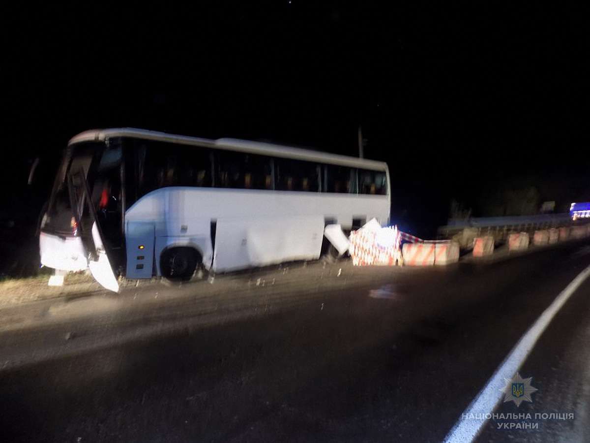 На Закарпатті в ДТП потрапив туристичний автобус, який їхав зі Львова до Будапешта