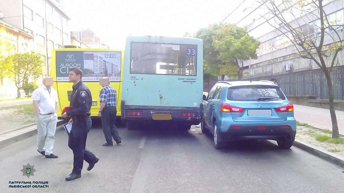 У Львові трапилася ДТП з двома маршрутками і легковиком