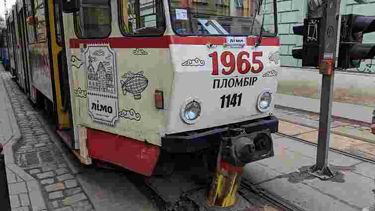 У центрі Львова трамвай наїхав на болард