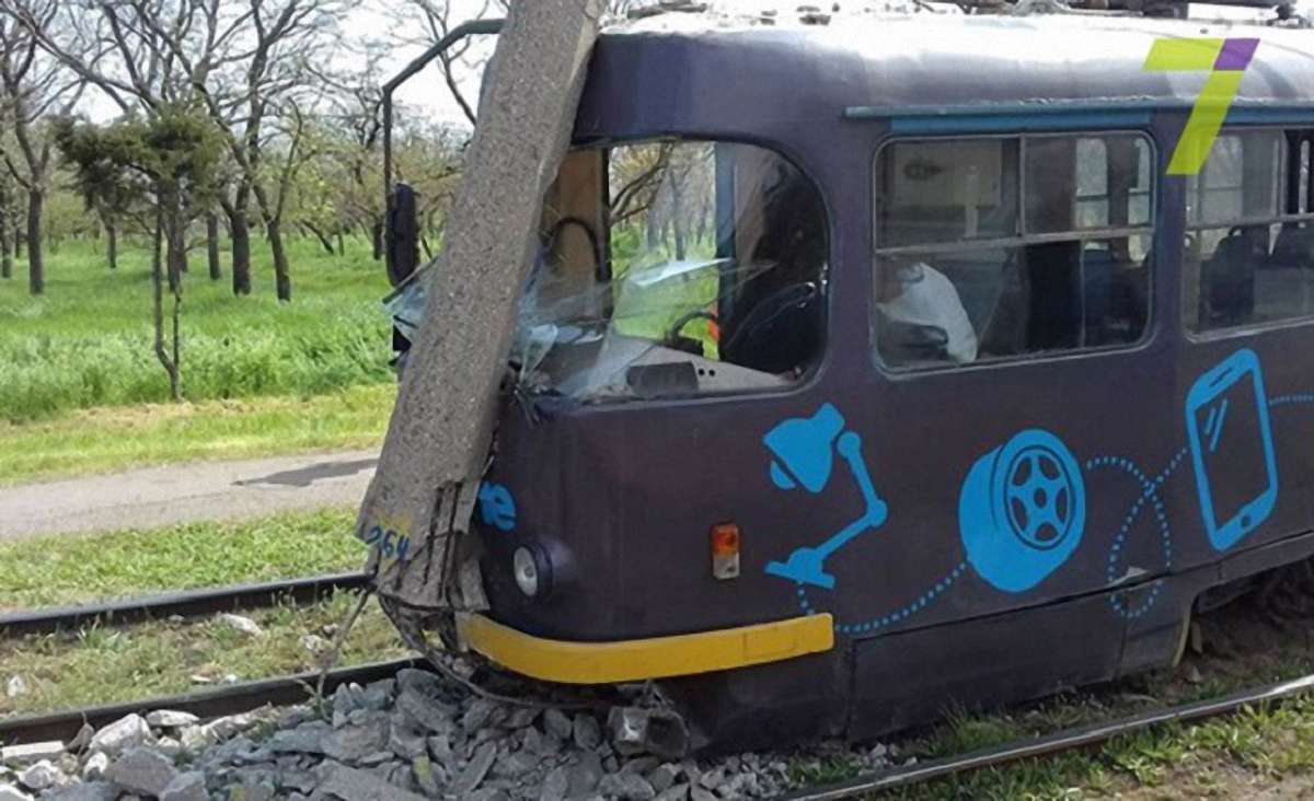 В Одесі трамвай зійшов з колії і зніс стовп