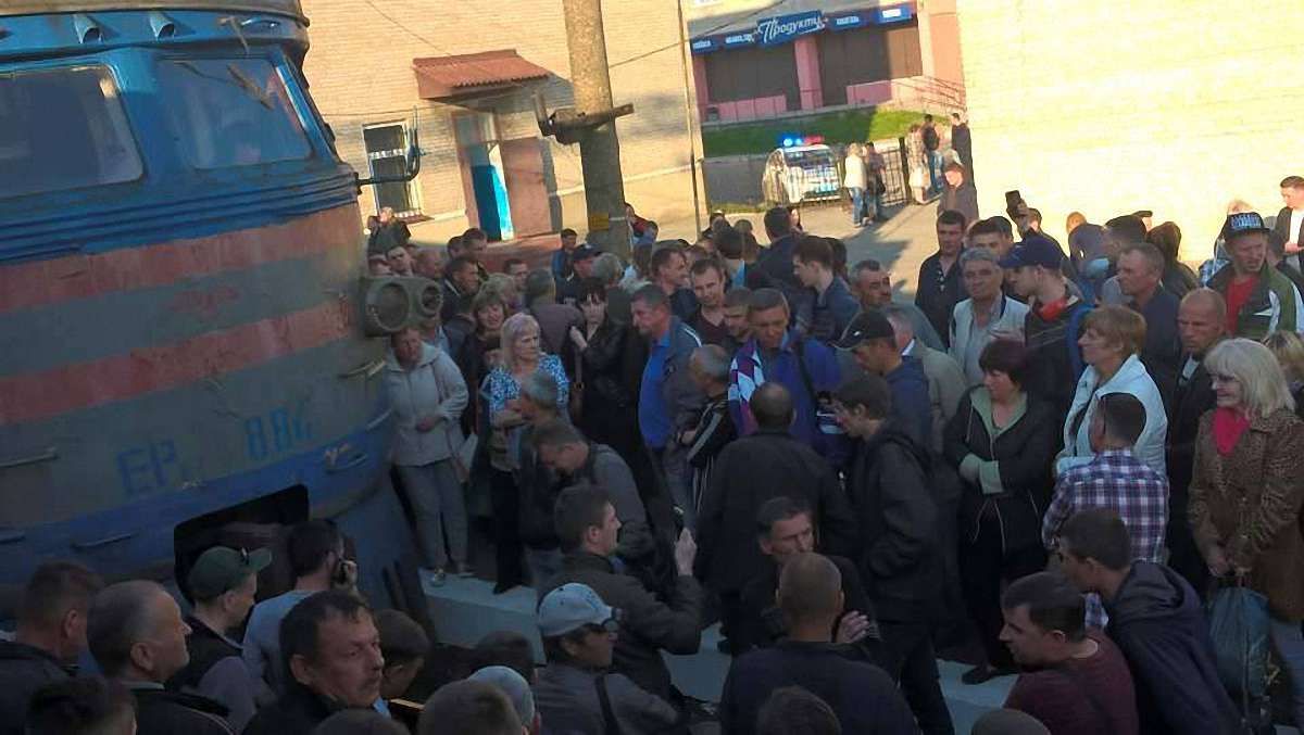 У Львові незадоволені пасажири на дві години заблокували рух електропотягів