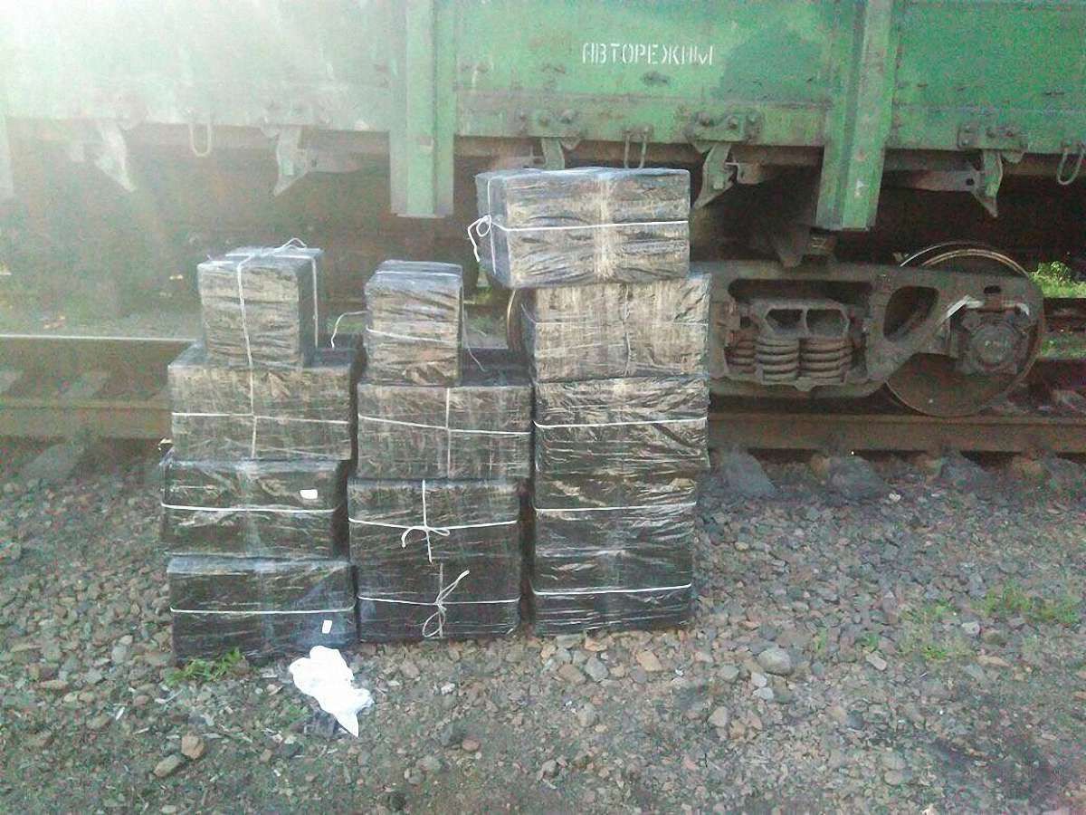 На кордоні з Польщею прикордонники знайшли у вагонах з рудою 17 тис. пачок сигарет