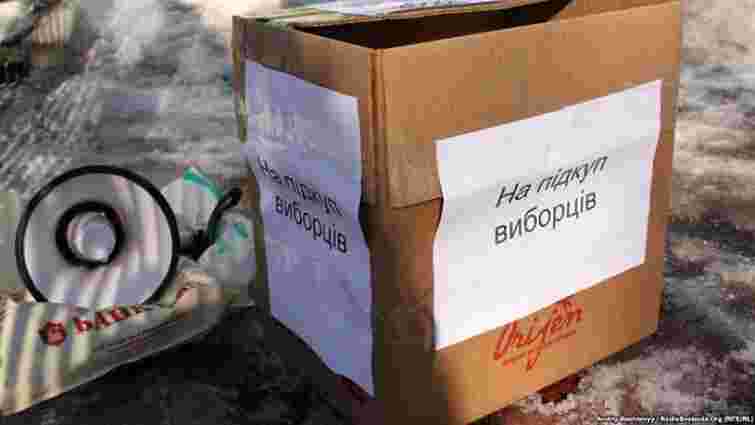 На Рівненщині та Волині виборців у ОТГ підкуповували курчатами, комбікормами та алкоголем