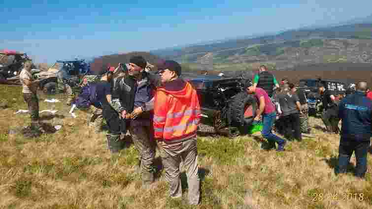 Під час трофі-рейду у горах на Львівщині позашляховик з екіпажем впав у провалля