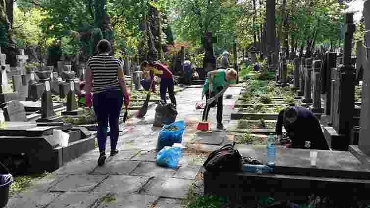 Українська громада прибрала сміття та бур’яни на могилах воїнів УНР у Варшаві