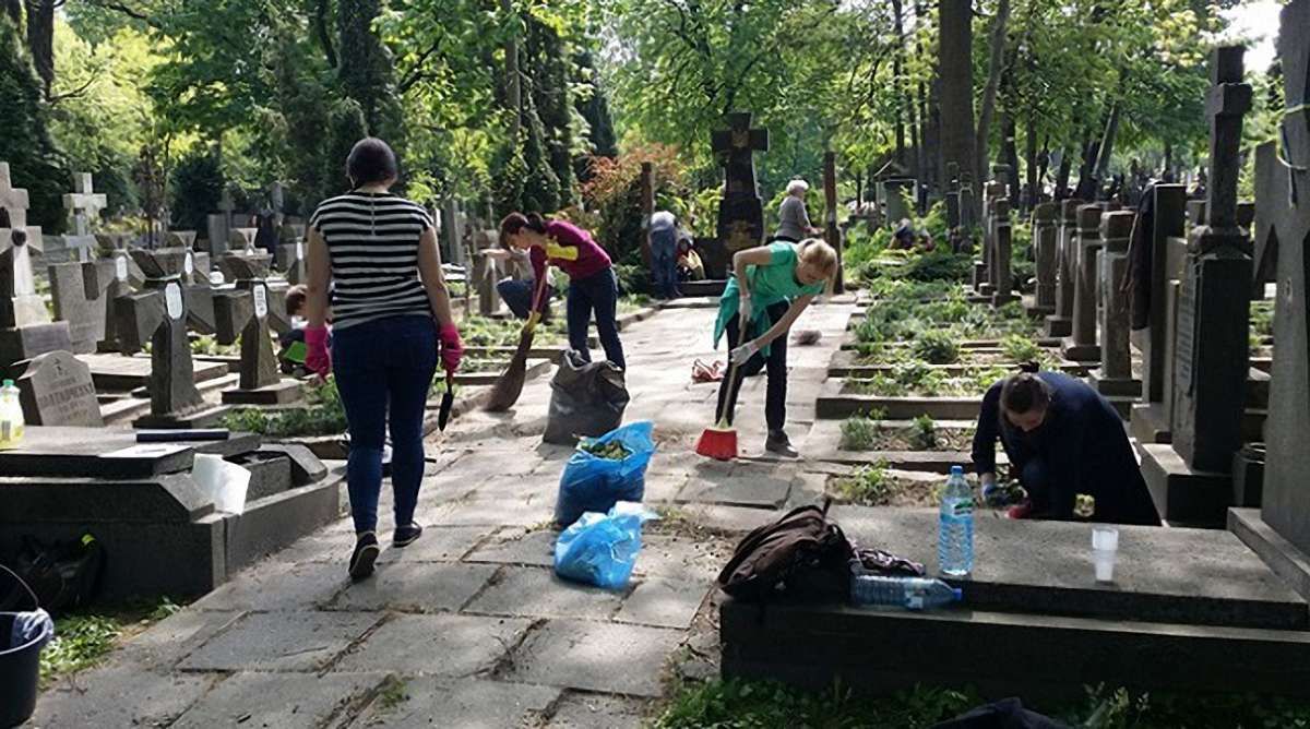 Українська громада прибрала сміття та бур’яни на могилах воїнів УНР у Варшаві
