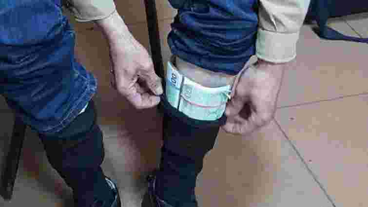 На Харківщині прикордонники затримали українця, який намагався у шкарпетках вивезти €25 тис.