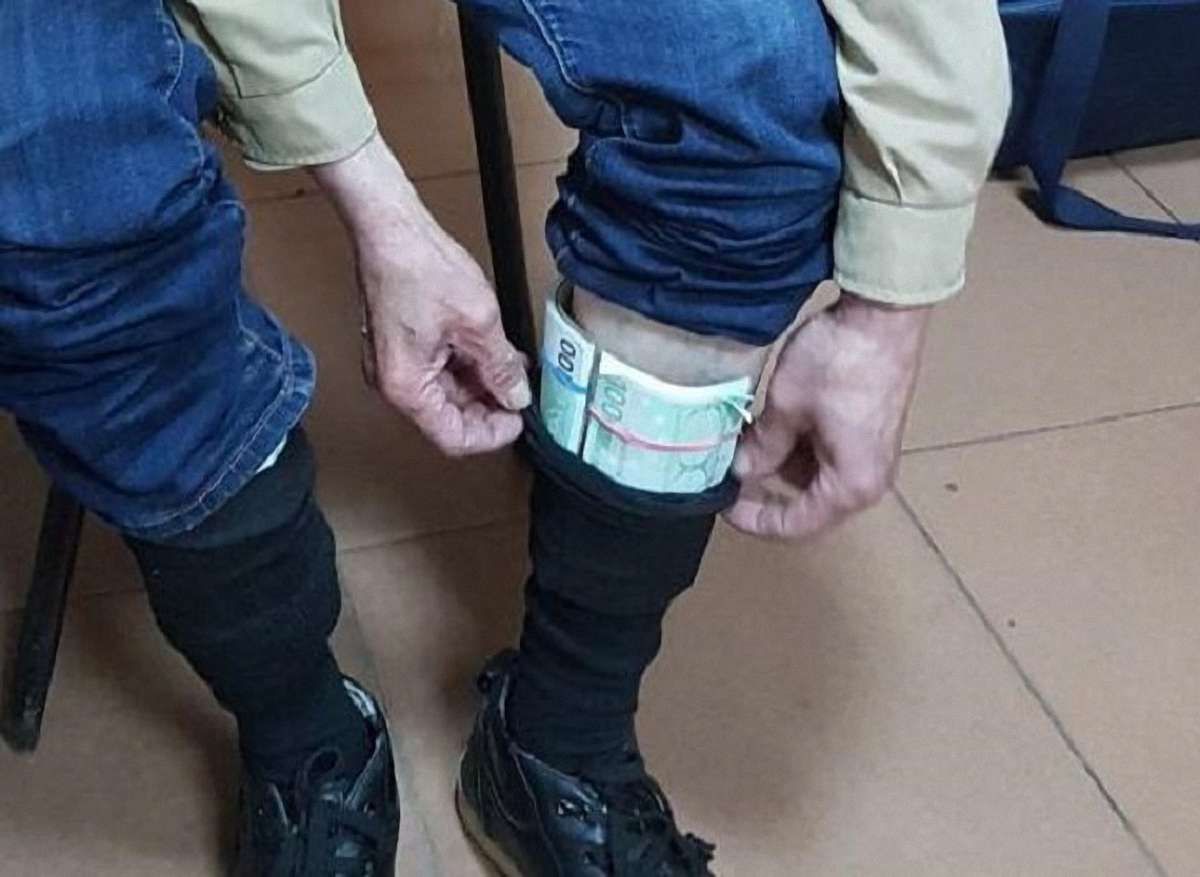 На Харківщині прикордонники затримали українця, який намагався у шкарпетках вивезти €25 тис.