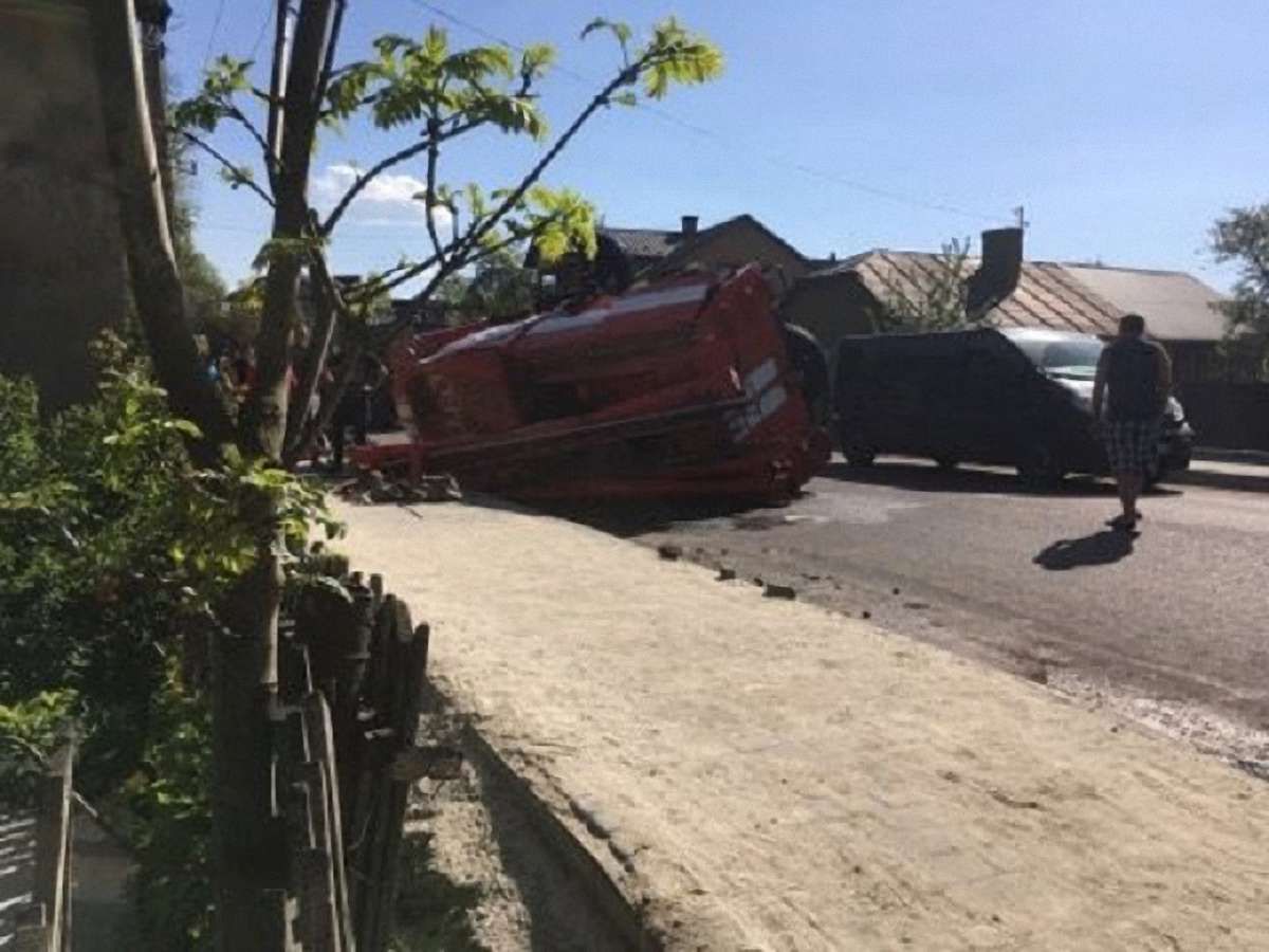На Івано-Франківщині перекинулася пожежна машина, яка їхала на виклик