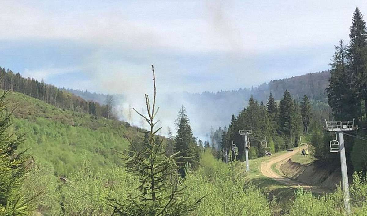 На Львівщині евакуювали туристів із гори Зворець через загоряння трави