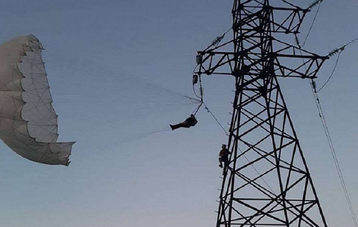 На Івано-Франківщині парашутист зачепився за високовольтну лінію
