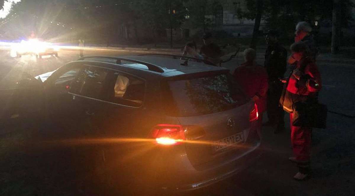 У Львові водій Volkswagen Passat помер за кермом та в'їхав в електроопору