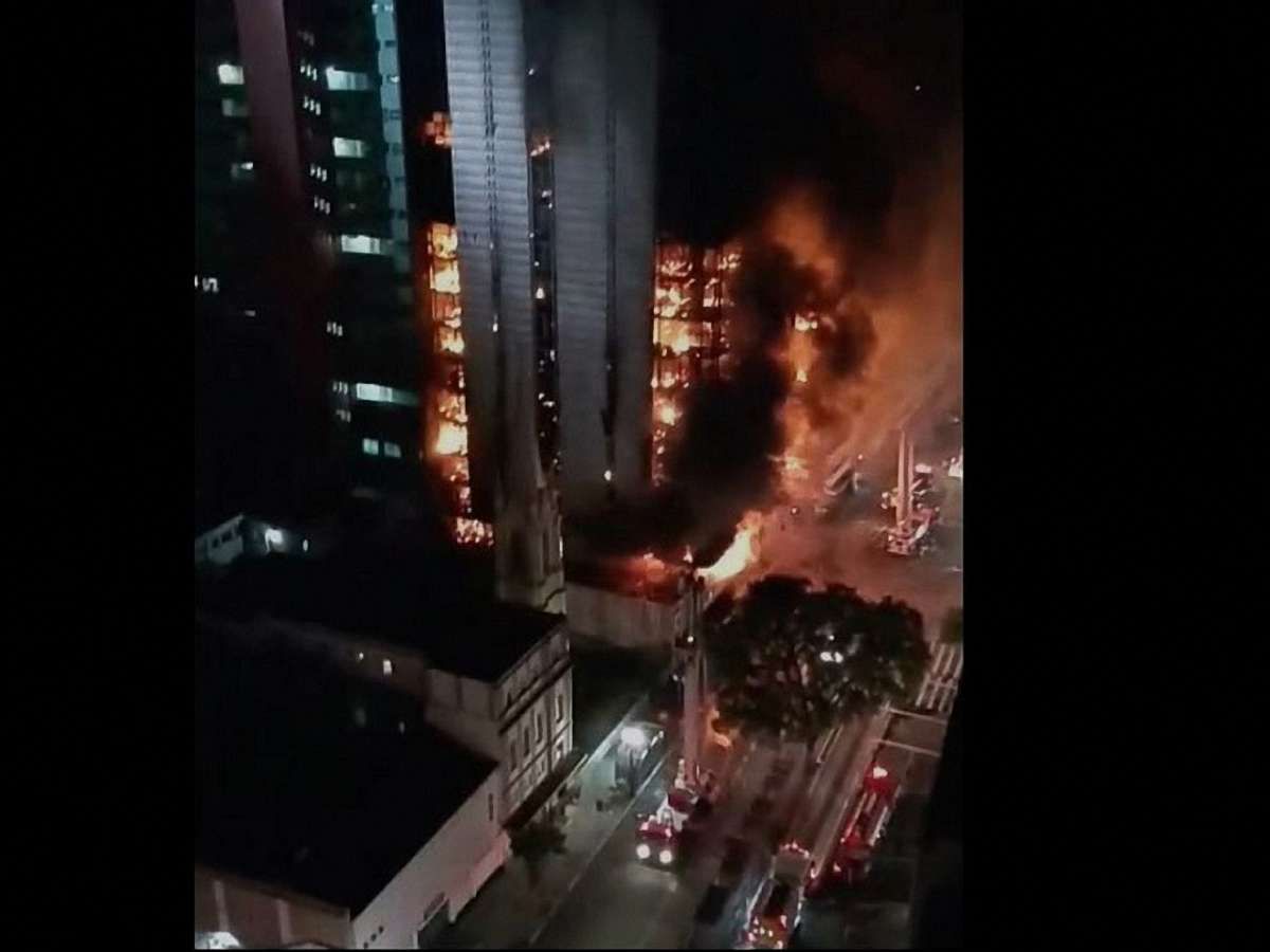 У Сан-Паулу завалився палаючий 20-поверховий будинок