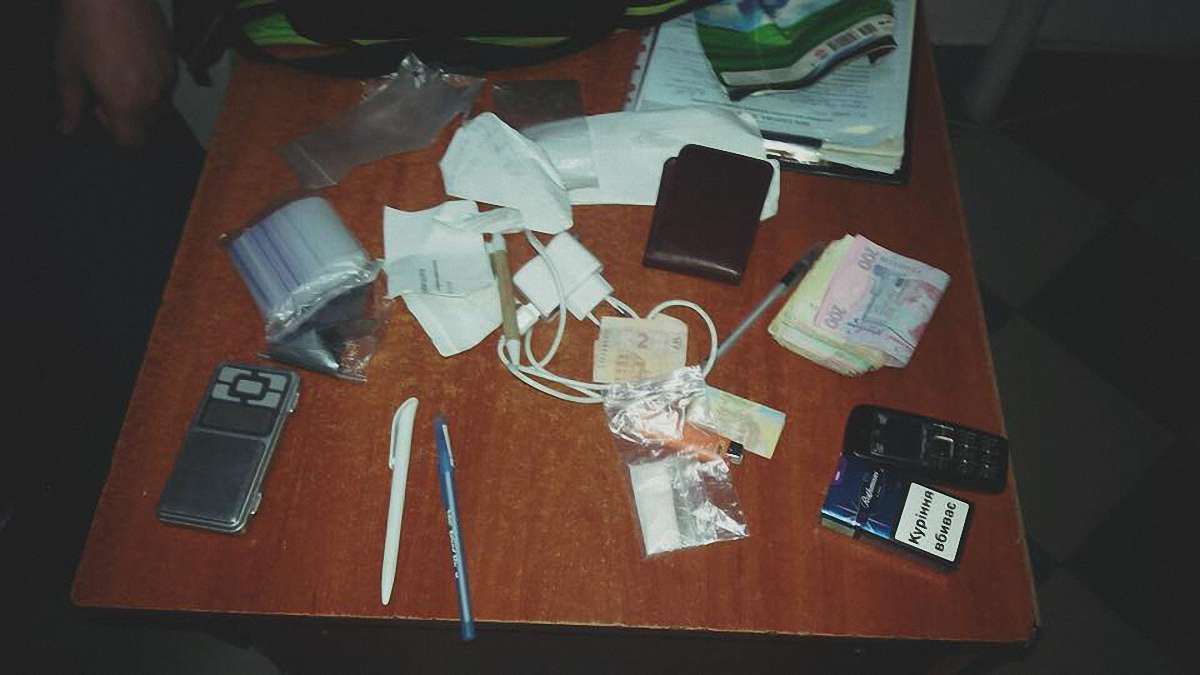 На автовокзалі у Львові патрульні затримали чоловіка зі схожими на наркотики речовинами
