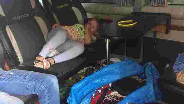 Українець намагався вивезти до Угорщини 5-річну дівчинку серед сумок з речами