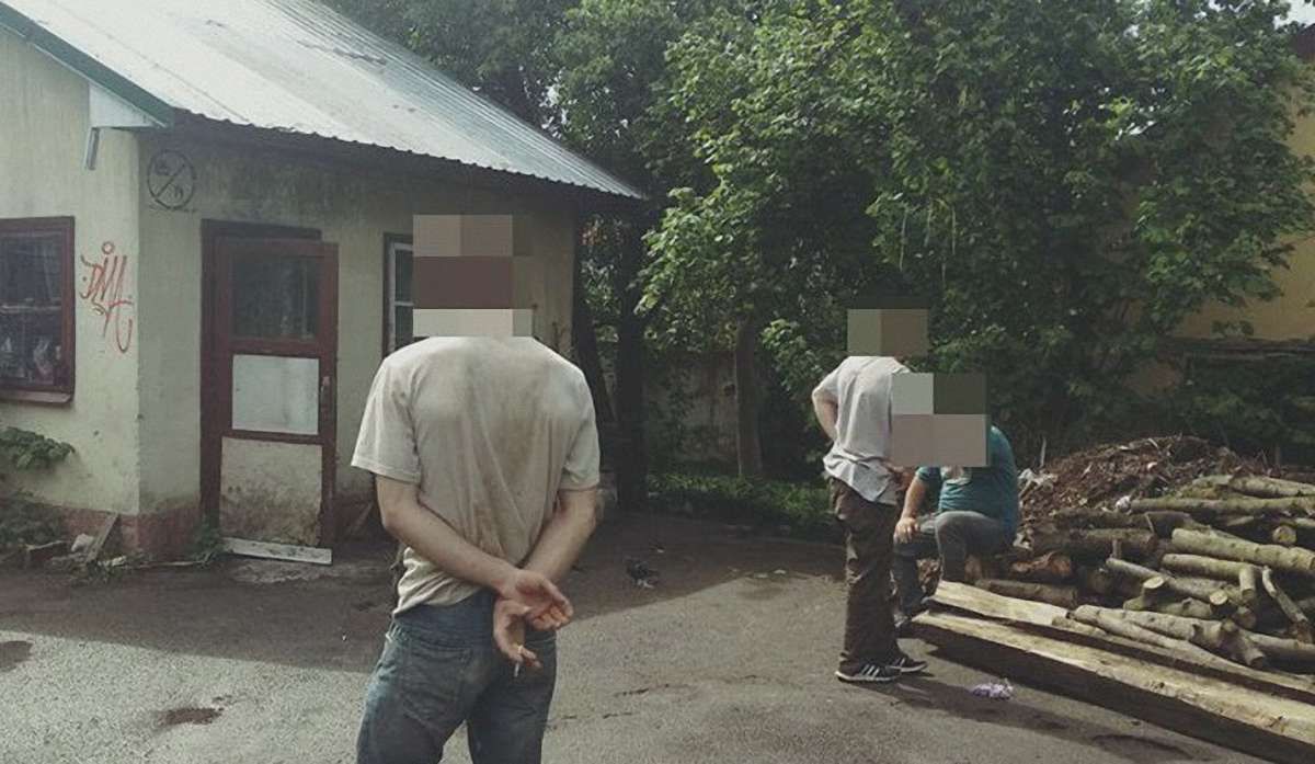Львівські патрульні впіймали п’ятьох чоловіків, що розбирали стіни колишнього військкомату