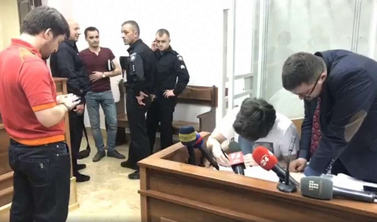 Трьом підозрюваним у нападі на депутата Найєма присудили домашній арешт