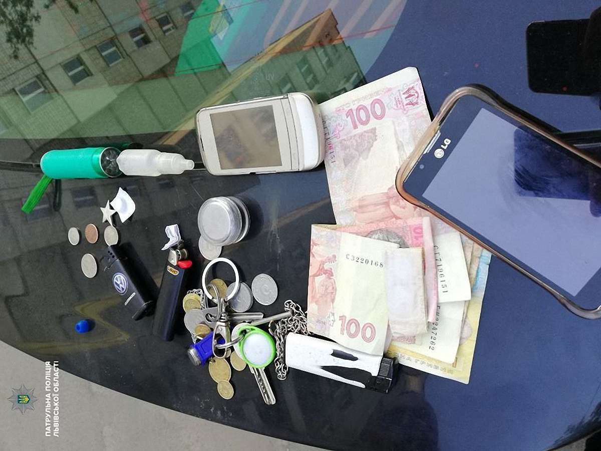 Троє зловмисників пограбували у Львові перехожого