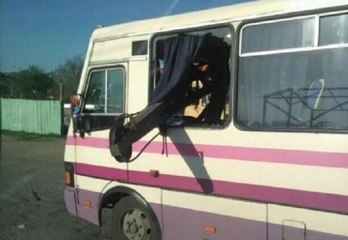 У Чернівцях стріла автокрана наскрізь пробила маршрутку 