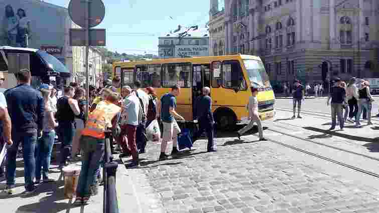 На пішохідному переході в центрі Львова приміська маршрутка збила 18-річну дівчину