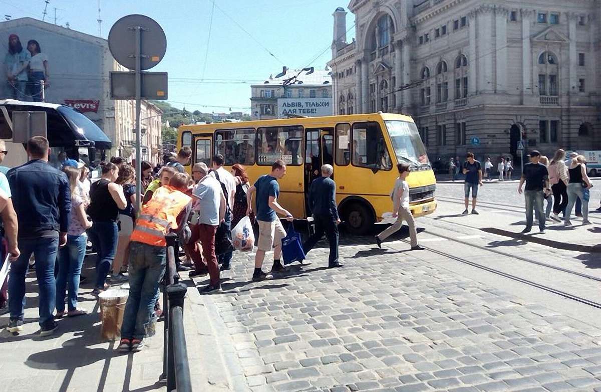 На пішохідному переході в центрі Львова приміська маршрутка збила 18-річну дівчину