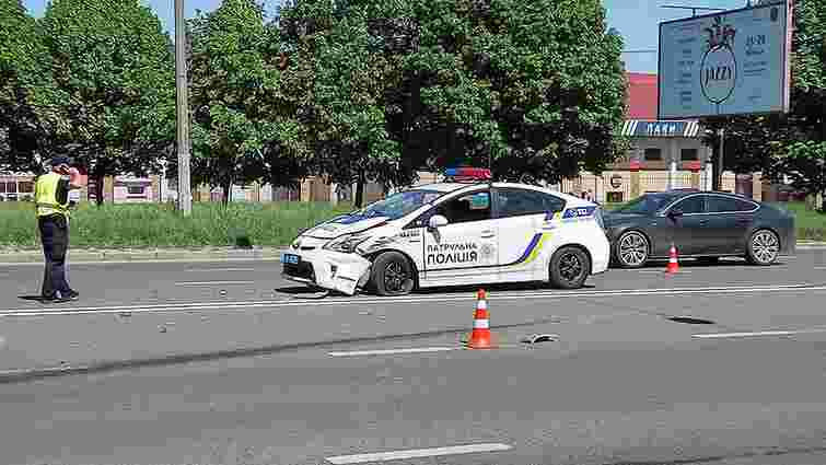 У Львові поліцейський автомобіль потрапив у ДТП: троє травмованих