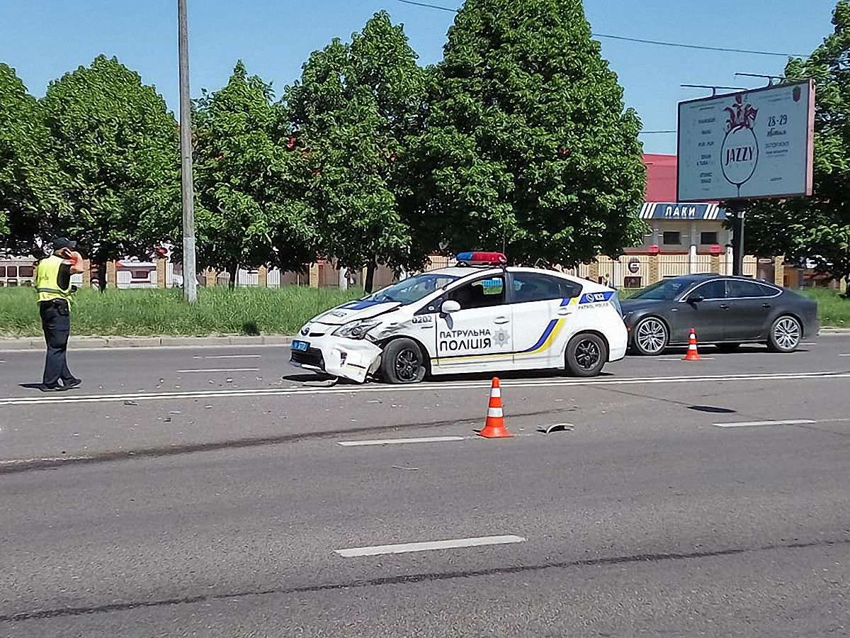 У Львові поліцейський автомобіль потрапив у ДТП: троє травмованих