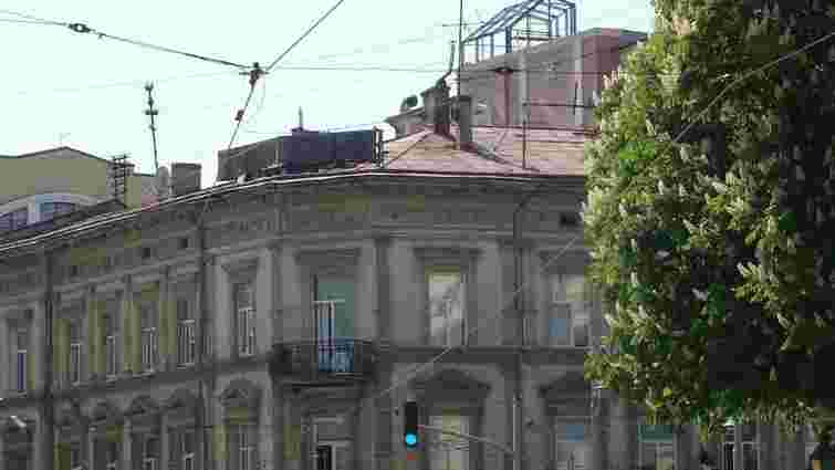 Львівська мерія вимагає демонтувати самовільно встановлену конструкцію на даху «Гранд Готелю» 