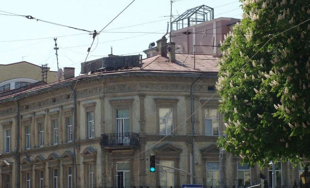 Львівська мерія вимагає демонтувати самовільно встановлену конструкцію на даху «Гранд Готелю» 