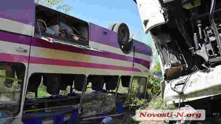 У Миколаївській області зіткнулися мікроавтобус ЗСУ, зерновоз і маршрутка: 10 людей постраждали