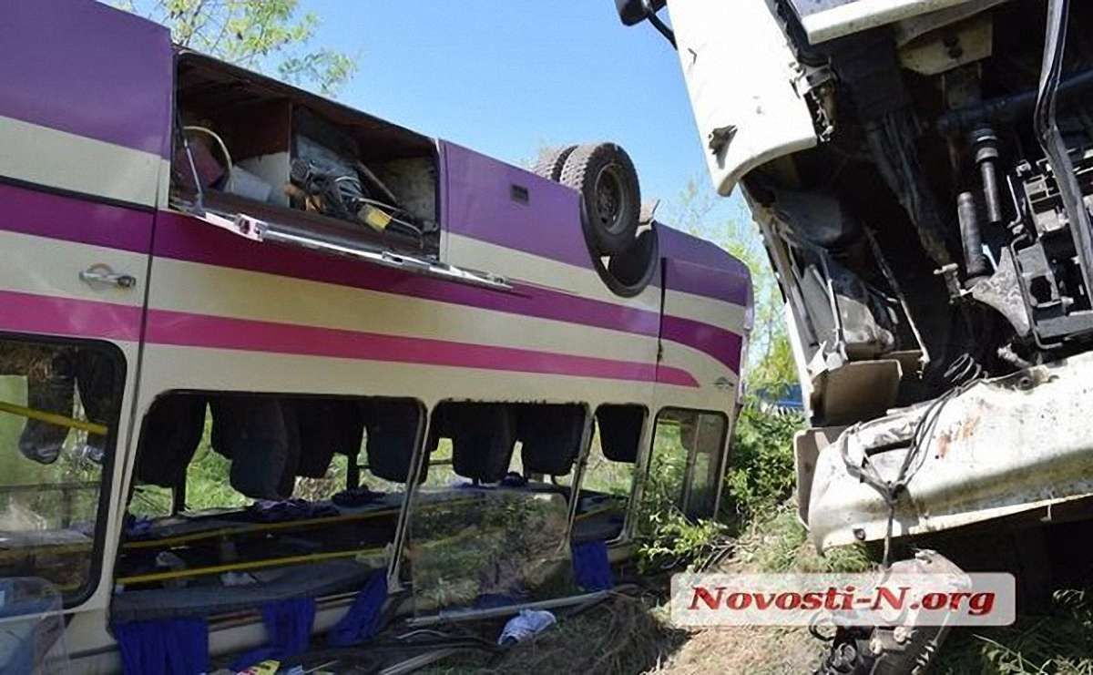 У Миколаївській області зіткнулися мікроавтобус ЗСУ, зерновоз і маршрутка: 10 людей постраждали