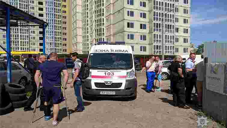 У стрілянині на автостоянці в Києві поранено працівника СБУ